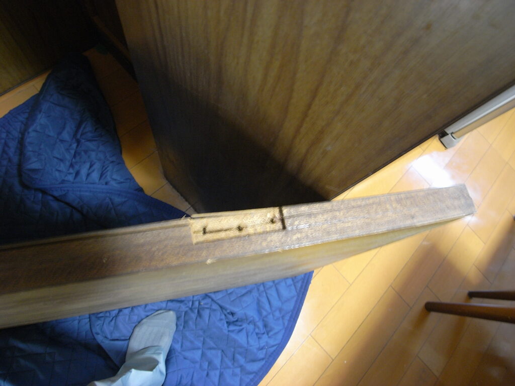 横浜市で室内建具の丁番がとれていたため扉を外して確認しています。ビス穴部分の木が割れていました。