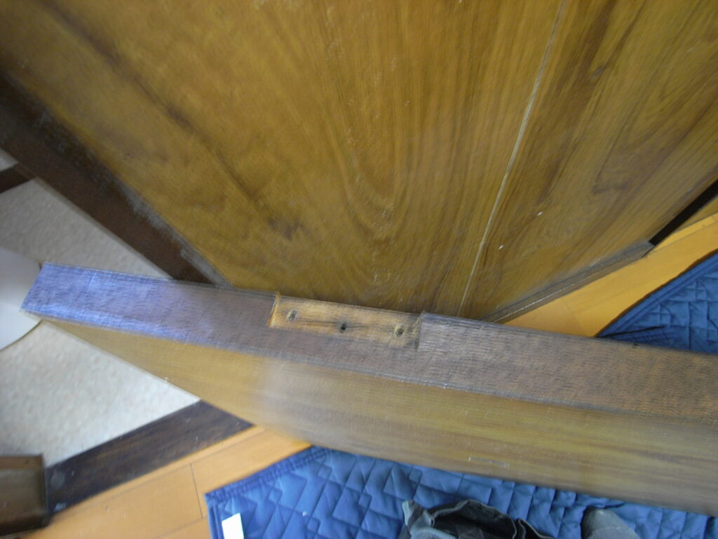 横浜市で室内建具の丁番がとれていたため扉を外して確認しています。ビス穴部分の木が割れていました。