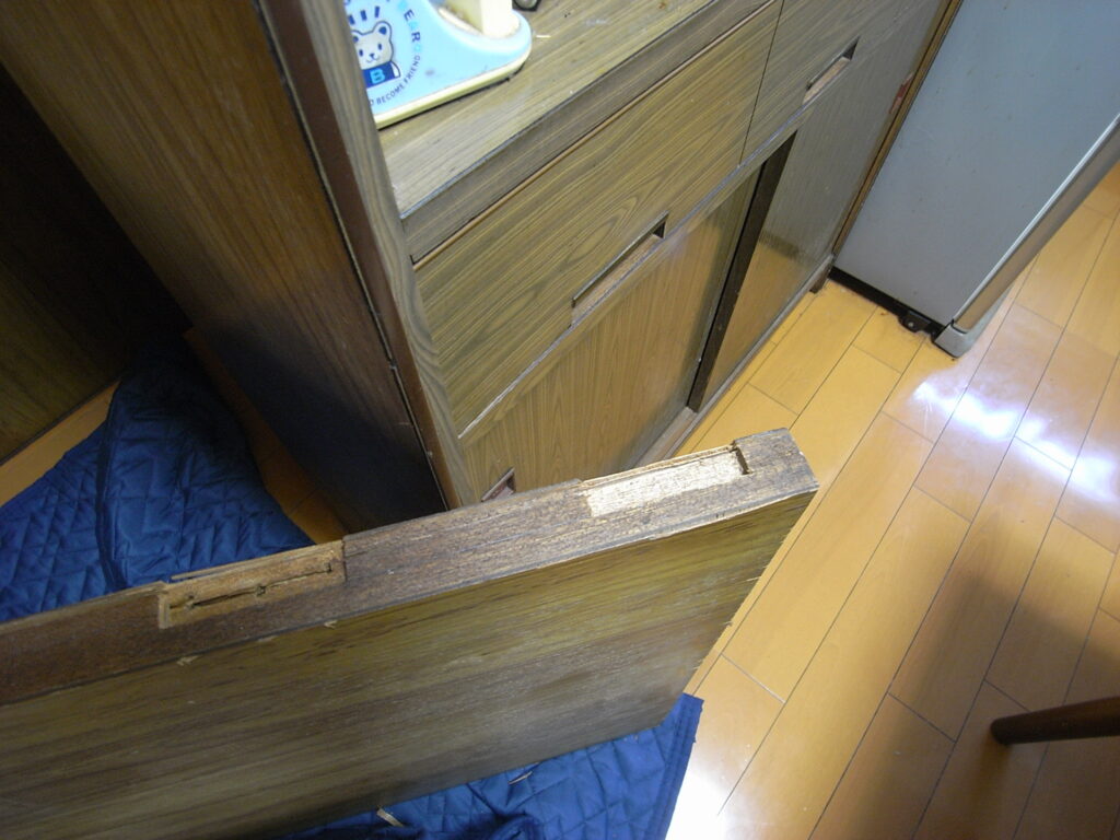 横浜市で、室内建具の丁番の位置を変更するために彫り込み作業を行いました。