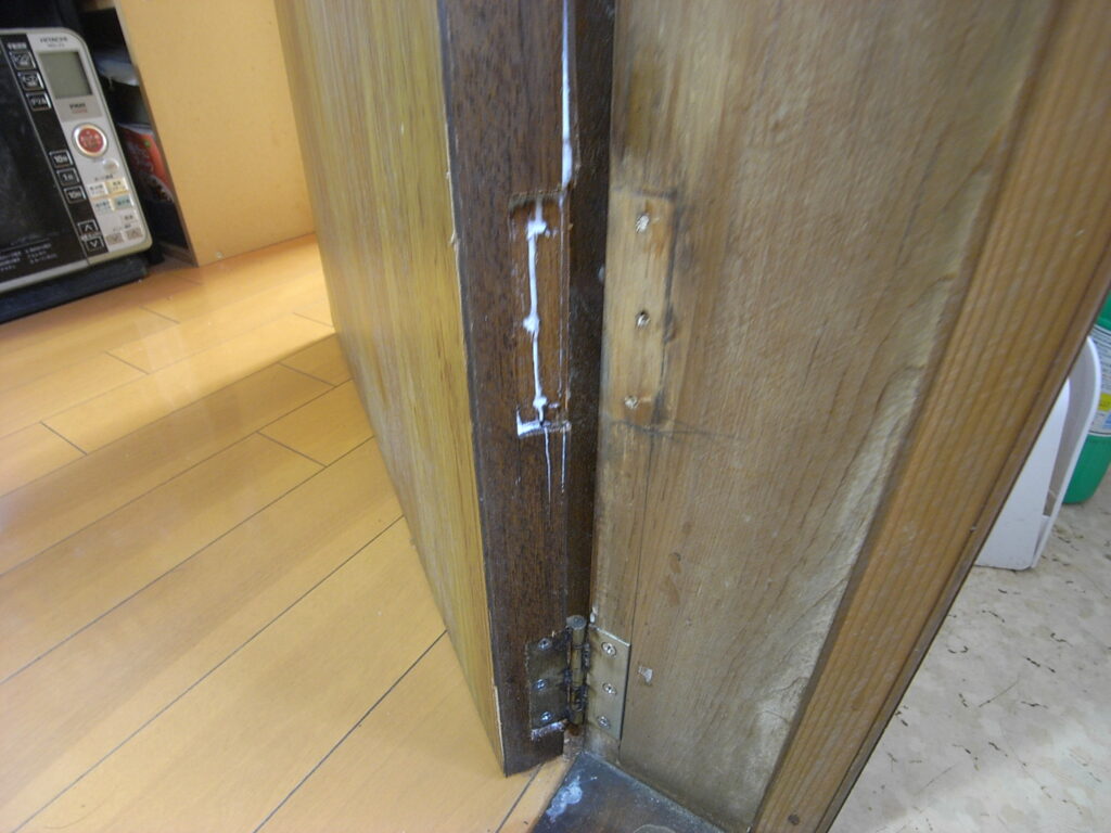 【横浜市】丁番が外れていた室内建具を修理しました。