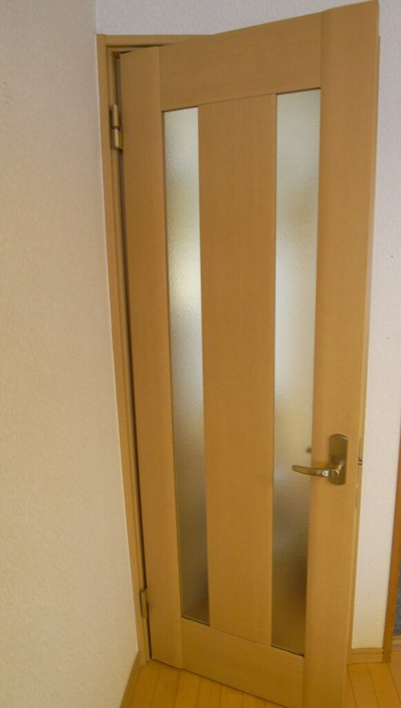 横浜市鶴見区で丁番の劣化でしまりが悪くなっていました。