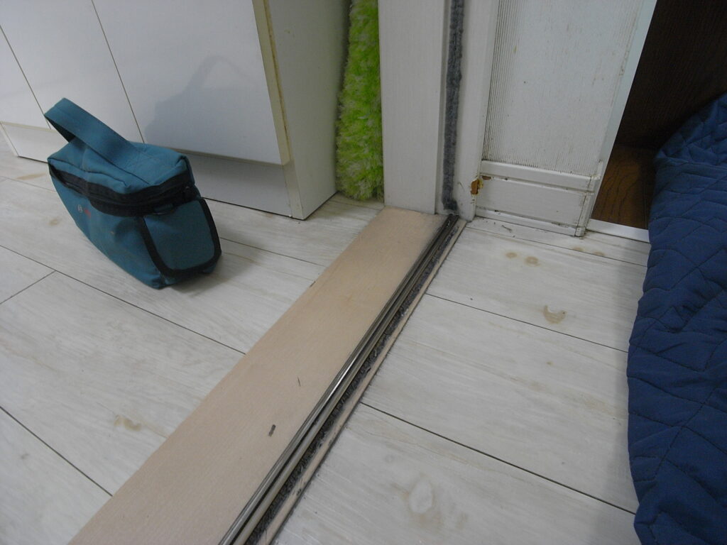 横浜市旭区で敷居からY型のレールが外れていました。