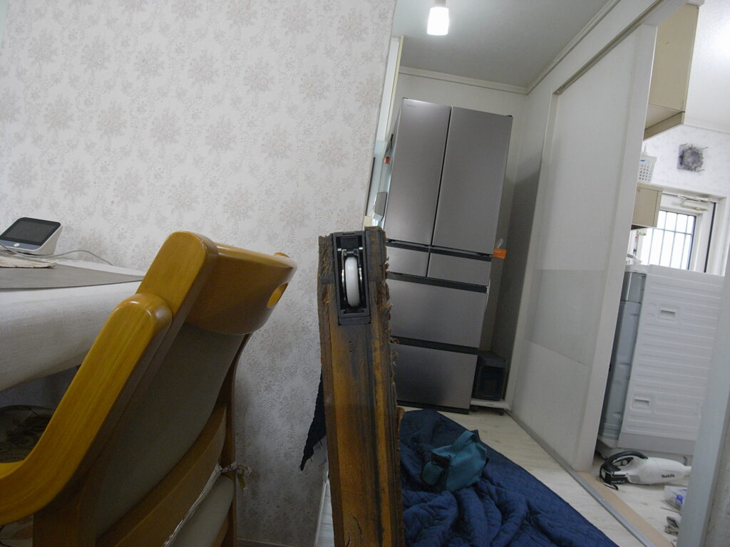 横浜市旭区で引き戸の戸車を交換したところです。