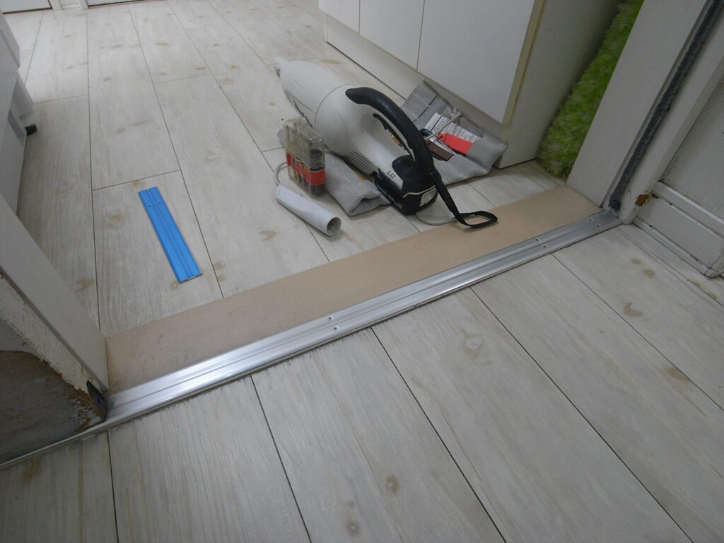 横浜市旭区で引き戸の新しいレールとしてV型のウィングレールを設置しました。