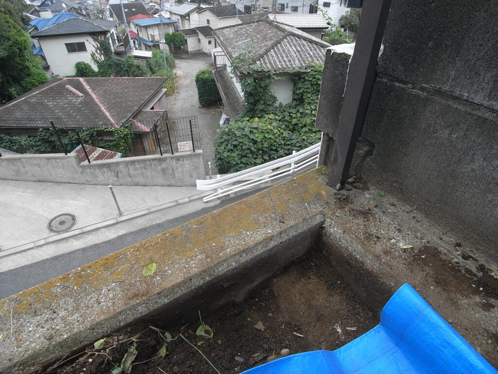 横浜市港北区】最近の豪雨対策として敷地にたまる雨水の排水溝を作成する前の写真。