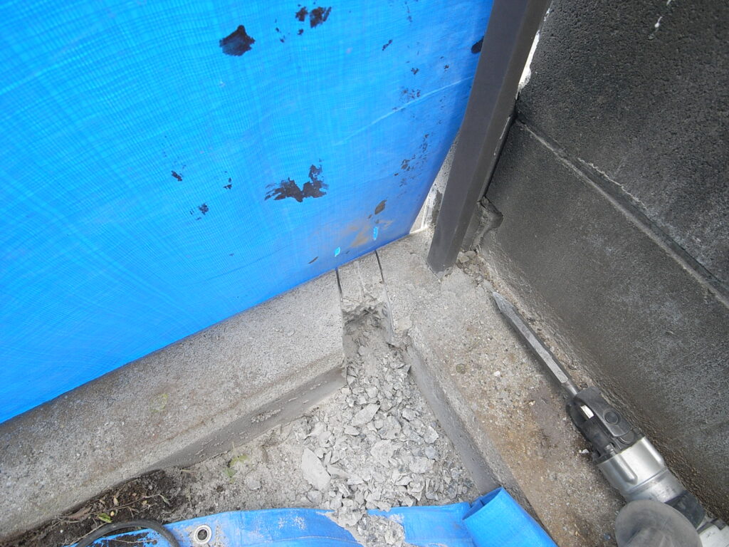 横浜市港北区】最近の豪雨対策として敷地にたまる雨水の排水溝のはつり作業をしています。