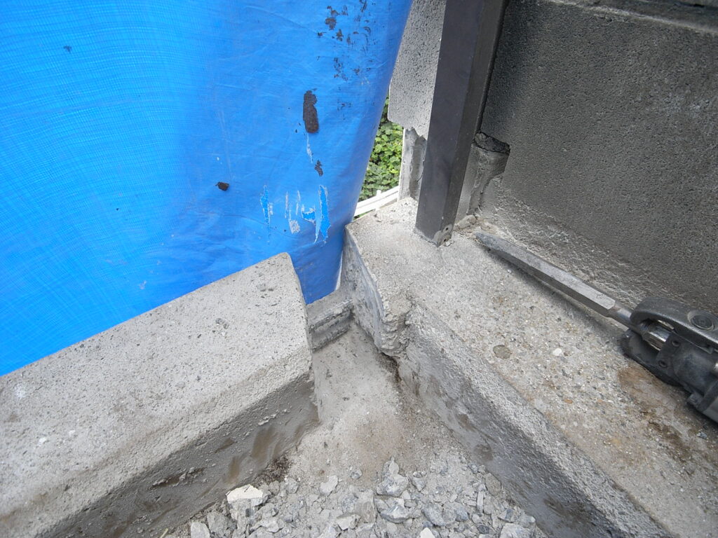 横浜市港北区】最近の豪雨対策として敷地にたまる雨水の排水溝としてコンクリートの立ち上がりをはつりました。