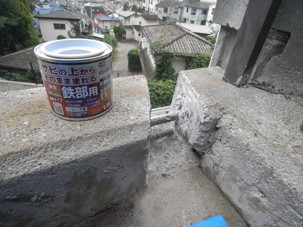 横浜市港北区】最近の豪雨対策として敷地にたまる雨水の排水溝を作成中に出てきた鉄筋部分に錆止め塗装を行いました。