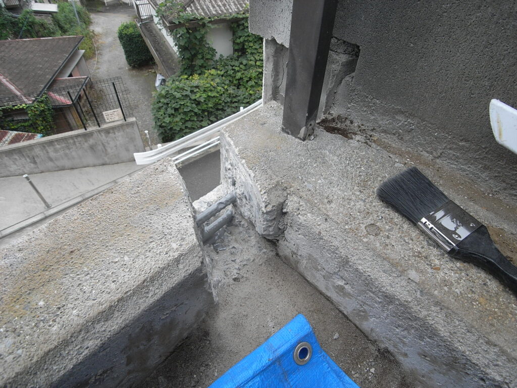 横浜市港北区】最近の豪雨対策として敷地にたまる雨水の排水溝を作成中に出てきた鉄筋部分に塗る錆止め塗装材。