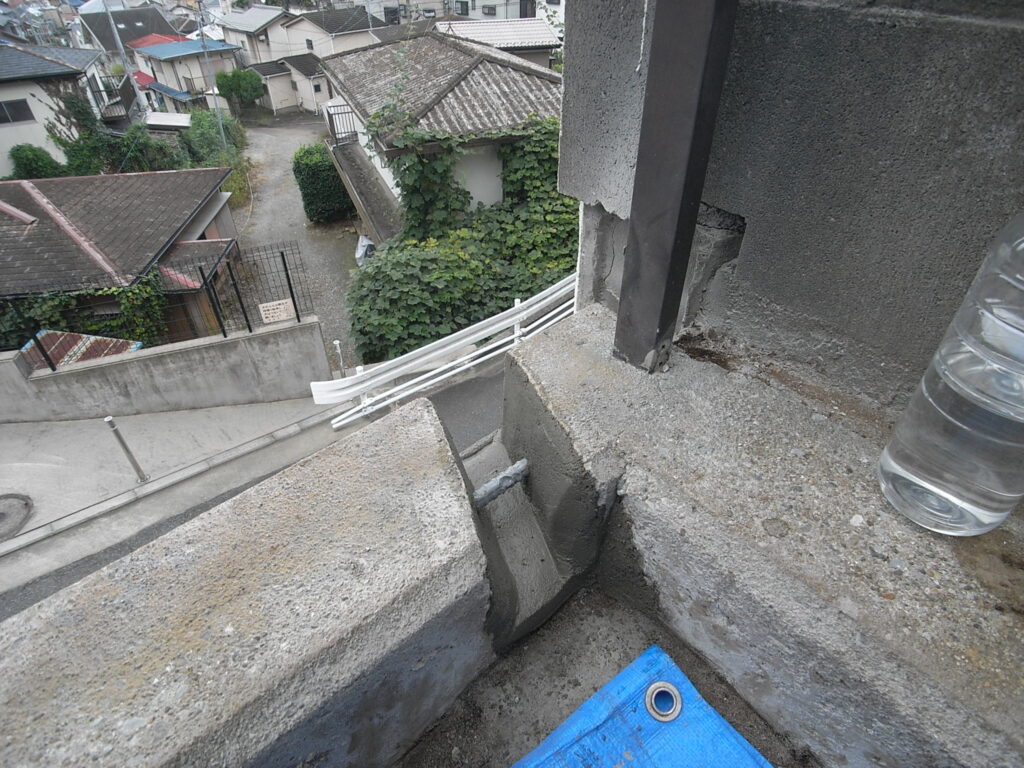 横浜市港北区】最近の豪雨対策として敷地にたまる雨水の排水溝のため、コンクリートをはつったあとにモルタルで補修しました。
